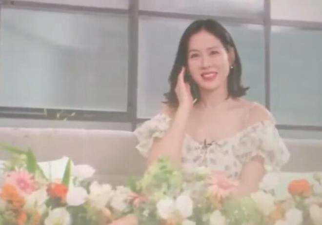 孙艺珍孕期活动视频曝光 对镜挥手展露甜美笑容