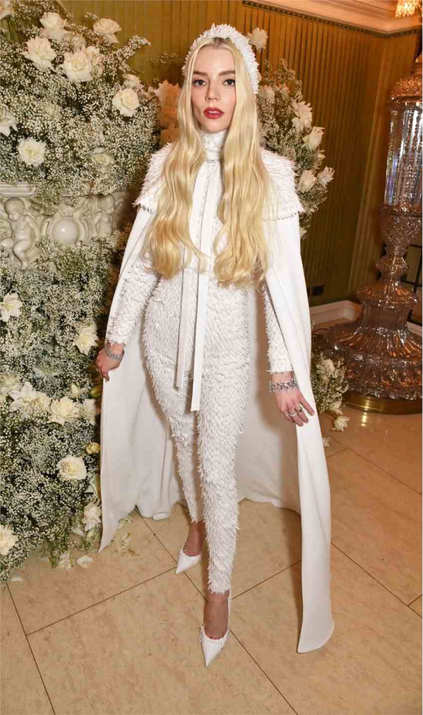 是天鹅吗?安雅·泰勒-乔伊穿白羽造型亮相时尚派对