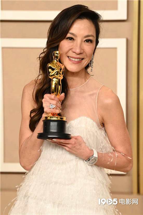 创造历史！杨紫琼成奥斯卡首位亚裔最佳女主角